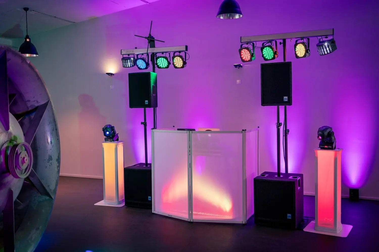 DJ richtet Musikkopfhörer ein