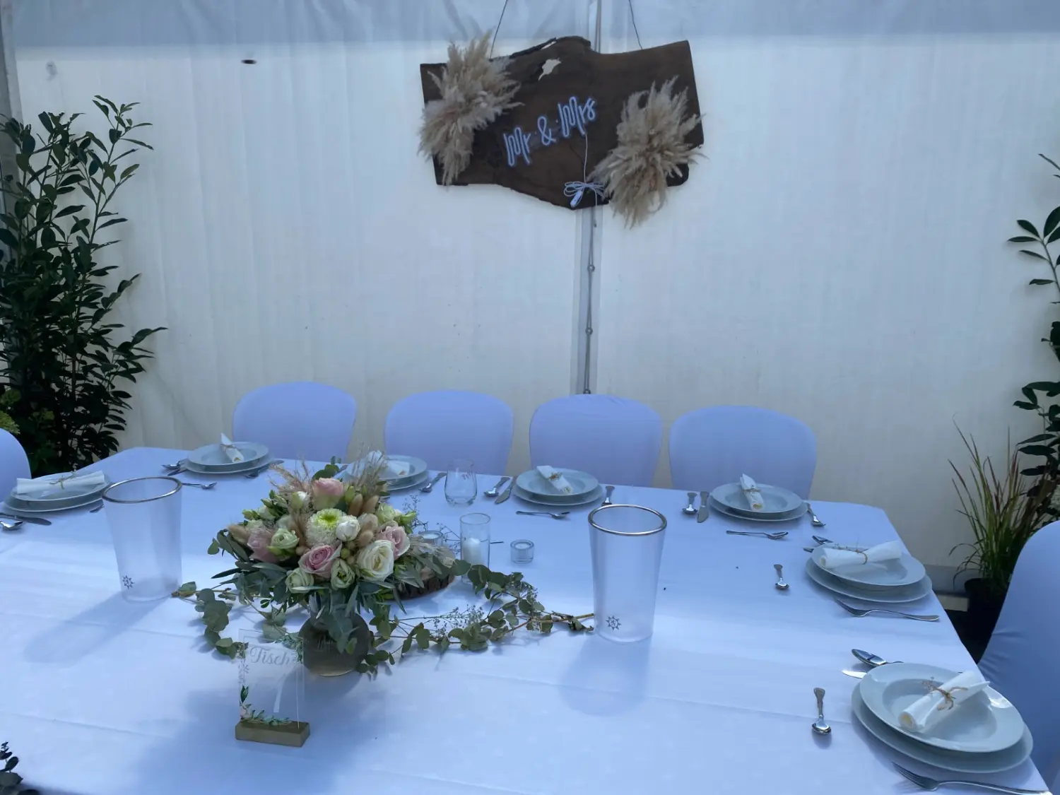 Esstischaufbau bei der Hochzeit
