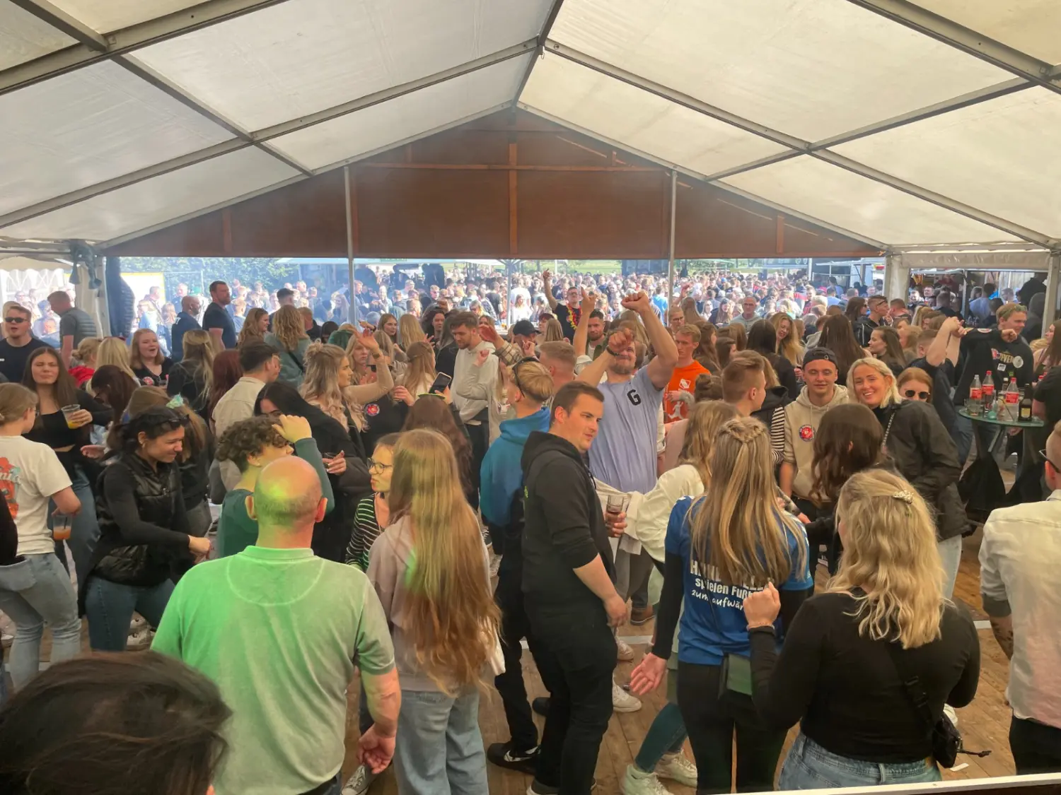 DJFun-Thomas-Publikum genießt